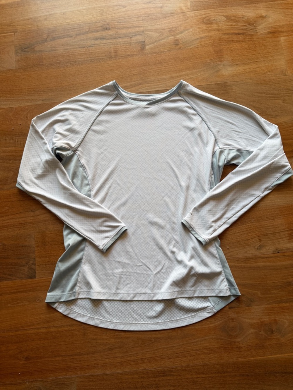 Columbia Light Gray Long-Sleeve Outdoor Dry Fit Performance Top for Women